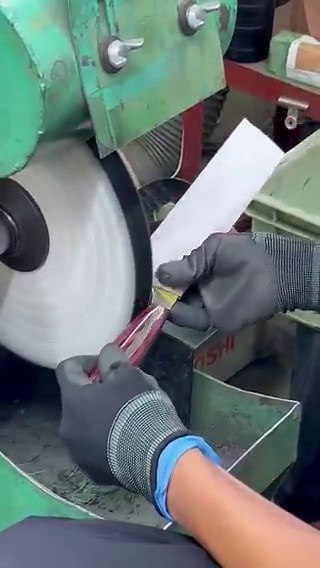 日本製は苦労させて作っているだけで、中国製の包丁でもまな板が切れそうになるほど切れ味の良い包丁は沢山ある。