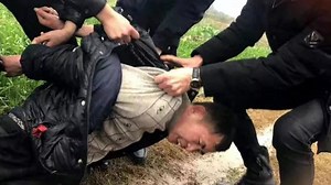 安徽宿松重大刑案嫌犯刘迭文在田地被抓！民警将其制服画面曝光