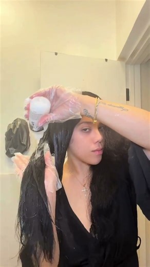 Color Oops Extra Conditioning is formulated without bleach for a gentler, hair-friendly color reset