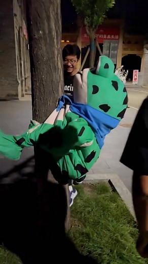 Funny frog 😂😂 #funnyvideos #dailymemes #memesdaily #explorepage #memes #follow #dank #funny #instagram #laugh #lol #dankmemes #lmao #viral #cute #like #humor #fun #comedy | Funny Frogs