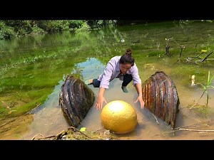 The beauty was surprised to find pearls. Shells hide pearls and eggs, earning a lot of money