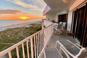 Madeira Beach Vacation Rental | Stunning Top Floor Views and an Interior to Match. On the Beach. Close to Johns Pass Village. | Chambre | Condo Rental