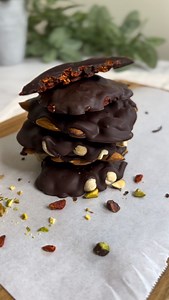 All you need: Cashews. Almonds. Goji berries. Vegan chocolate. Method: 1. Group the nuts and goji berries on a tray. 2. Melt the vegan chocolate and drizzle it all over the nuts and goji berries. 3. Place in the fridge for 25 minutes or until the chocolate has set. 4. Enjoy! #nobake #nobakedessert #dairyfree #dairyfreerecipe #vegan #veganrecipes #plantbasedrecipes | Bella's Vegan Adventures