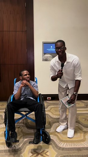 José Luis, a pesar de tener parálisis cerebral, ha logrado lo que muchos consideran imposible: aprender 8 idiomas, fundar su propia agencia de interpretación y escribir su primer libro. En este video, hablamos sobre la importancia de tener un propósito y cómo su historia puede inspirarte a romper barreras. No te lo pierdas.🌏♥️#entrevistas #ingles #interviews #republicadominicana🇩🇴