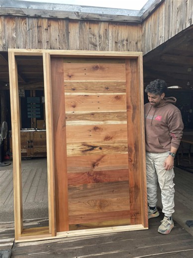 Diseño de puerta principal con maderas 100% reutilizadas