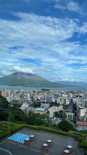 SHIROYAMA HOTEL kagoshima(城山ホテル鹿児島)公式 on Instagram: "晴れの日の客室から眺める桜島🌋 是非、SHIROYAMA HOTEL kagoshima で、大切な方と優雅な朝をお迎えください☀️ 皆様のお越しをスタッフ一同、心よりお待ちしております✨ #桜島 #鹿児島旅行 #鹿児島ホテル #鹿児島絶景 #城山ホテル鹿児島 #shiroyamahotelkagoshima #japantravel #夏旅 #鹿児島宿泊 #ホテル朝食"