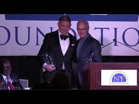 Bill Owens Accepts 2025 Editor of the Year Award