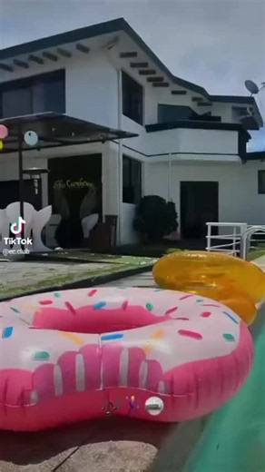 Ideas para organizar una pool party: fiesta en casa con piscina