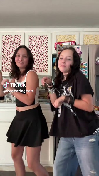 Stylish Baggy Jeans for Tween Fashion Inspiration