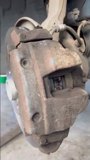 Volvo front brake disc change