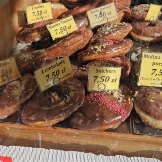 Sivan Dror on Instagram‎: "שמעתי שאתם נוסעים לוורשה, אז ריכזתי פה את הביסים הכי טעימים שאסור לפספס בעיר אם עוד לא ראיתם, יש אצלי בעמוד גם את כל ההמלצות של מה שווה לעשות בעיר. שנתחיל? 📍Piekarnia Aromat בית קפה קטן ומקסים שגילינו מתחת למלון, במרחק דקה הליכה. ארוחות הבוקר פשוטות אבל ממש טעימות – אבל הקינוחים והמאפים הם הכוכבים האמיתיים. פאי לימון – לא פחות ממדהים אקלר פטל ןמאפה שקדים ואוכמניות שהיו נהדרים. אל תפספסו. 📍Fluffy – Naleśniki Japońskie חשבנו שזה יהיה מקום מאוד אינסטגרמי ו