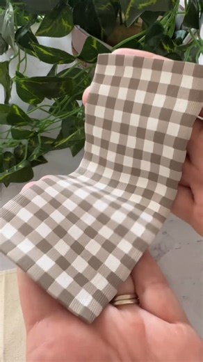 MyClayCo - Clay, Resin & Jewellery Supplies on Instagram: "Creating faux fabric with polymer clay is probably easier than you think 💖 This beautiful neutral taupe gingham was made using a slight twist on the checkerboard technique, with the addition of a canvas texture on top. I’ve used it for 3D bows, backings for floral and faux embroidery earrings plus a heap more. Want to learn how to make it? Head to our Y0uTub3 channel to see the full tutorial video - link in bio 😊"