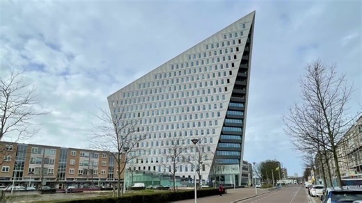 Appartement te huur aan de Leyweg in Den Haag Huurprijs € 1550 per maand Oppervlakte 95 m² Slaapkamers 2 Badkamers 1 Beschrijving ⬇️ Dit comfortabele appartement is gelegen aan de Leyweg, in een centrale en levendige buurt van Den Haag, op loopafstand van talloze winkels, restaurants en openbaar vervoer. Gelegen boven het stadhuis, profiteert het van een gunstige en goed bereikbare locatie. Het appartement beschikt over een ruime en lichte woonkamer dankzij grote ramen die veel natuurlijk licht 