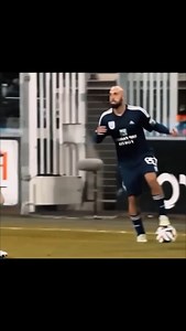 Twist, turn, and a magical flick - football skills that make the pitch lit! ⚡️⚽️💫 #SkillShow #FootballMagic #Trickster #GameChanger #SoccerSkills #FootworkFriday | Fan de football