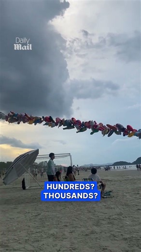 Salesman has unbelievable number of balloons