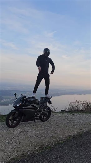 Wenn man wieder fast runterfällt. #Motorrad #schweiz #fail