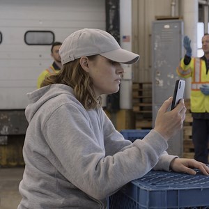 My mom called me “embarrassing” because I work night shifts at a frozen-food factory in Riverton, Ohio; then she texted our family group chat: “Mother’s Day dinner—SUCCESSFUL kids only,” tagged my three siblings with emojis, and my name disappeared like I’d never existed… I stayed quiet, then I “disappeared” for real. A few years later, when a story spread all over church and my mom’s phone started buzzing, everything began to turn… Some nights, I walk out of the factory with the cold clinging t