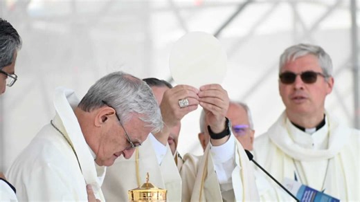 1,600 kids make First Communion to launch International Eucharistic Congress - Rome Reports