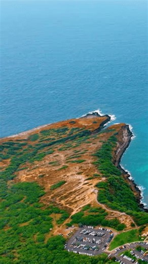 clip-4003705657-volcanic-peninsula-ocean-waves-crashing-against-rocks
