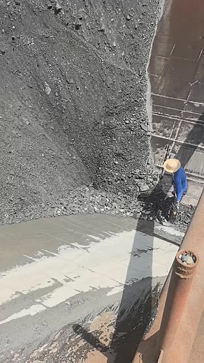 16K views · 180 reactions | Click the subscribe button to view the full video on the homepage #unloading #sand #crew | 丁掌柜 | Facebook