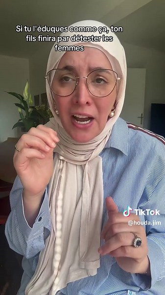 Les mères, ayant elles-mêmes été éduquées dans une société qui valorise le masculin, transmettent parfois malgré elles ces codes à la génération suivante.