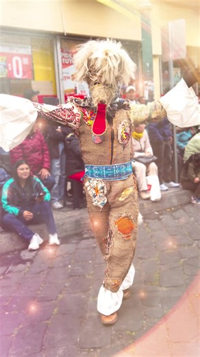 🐕 El significado de los “perros” en los Pases del Niño – Riobamba ✨ En los tradicionales Pases del Niño, una de las figuras más llamativas y simbólicas es la de las personas que se disfrazan de perros. Aunque a primera vista pueden parecer personajes jocosos, su presencia encierra un profundo significado cultural y religioso. Los “perros” representan la lealtad, la protección y el servicio, valores asociados al cuidado del Niño Jesús durante el recorrido. Su papel es abrir paso, mantener el ord