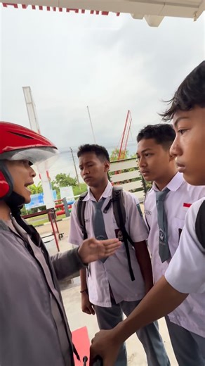 Kopi Curhat Pakbhabin | Untung punya helm 😀 | Instagram