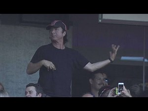 Steve Perry sings in the stands
