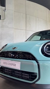  Sube a bordo del futuro con el MINI Cooper 2025 en color Ocean Wave Green, donde el estilo se encuentra con la innovación y tecnología runflat.  Conectividad total con unidad interactiva MINI y pantalla OLED de 440 cm2. ️ Seguridad prioritaria con 6 bolsas de aire y Control Dinámico de Estabilidad. #MINICOOPER #MINI3PUERTAS | MINI Momentum Satélite | Facebook