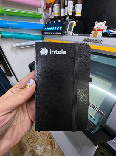 Dale vida a tus promocionales con impresión en cama plana 😉 Utilizamos tinta duradera y de alta calidad, ideal para lograr los colores que gustes y un alto nivel de detalle, incluso en diseños pequeños. Personalizamos tus productos con el logo, texto o imagen que prefieras para que tu marca destaque en todo momento. 📩 Cotiza con nosotros y haz que tus promocionales hablen por tu marca. #impresioncamaplana #promocionalespersonalizados #promocionales #impresiónuv #merchandising