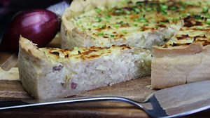 Der perfekte Zwiebelkuchen: einfacher Teig, super-saftige Füllung - dieses Rezept ist genial