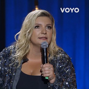 Prvý ženský stand-up comedy špeciál na Slovensku a rovno Donaha! Neveríte? Nechajte sa zlákať vyše hodinovým striptízom duše v podaní komičky Simony, ktorá sa zamýšľa nad telom, vzťahmi, feministkami, mužmi i turistikou. ♂️♀️ Sledujte už teraz na Voyo: bit.ly/SimonaDonahaVOYO 👈 #simonadonaha #voyo #standup #comedy | Televízia Markíza