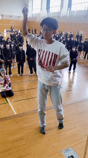 進撃の巨人: 無垢の巨人が高校全校集会に登場