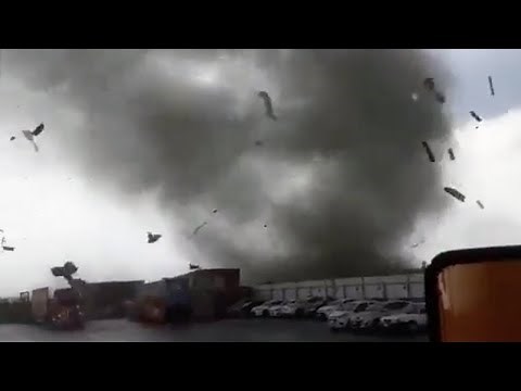 People are flying away! Breaks trees! A dangerous tornado raged in the Indonesian city Sidoarjo
