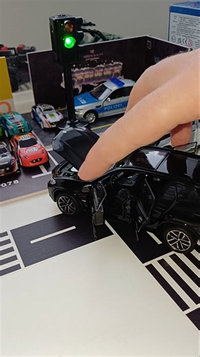 Real Life in Miniature: Traffic Light + Crosswalk