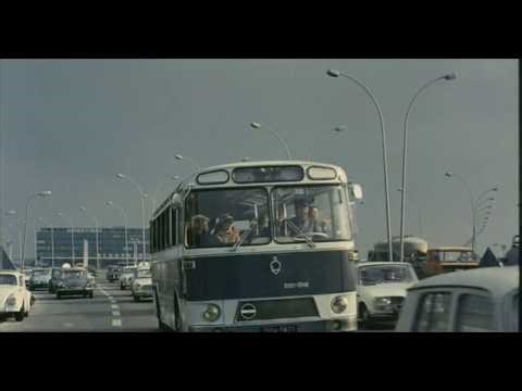 Autobusy Berliet PHN Randonnée, Saviem S45 GT a Somua OP5/3 vo filme Playtime (1967)