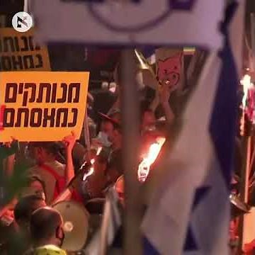Protesters demanding Netanyahu's resignation scuffle with police