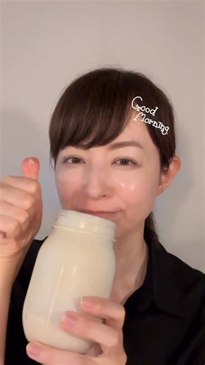 平井理央 on Instagram: "🌞朝のこと 子どもを送り出したあと、ついコーヒーだけで済ませちゃう朝…あるある💦 最近は豆乳＋ソイプロテインに、ドラゴンフルーツ味のプレバイオファイバーをちょい足し。 少量でもサッと溶けるし、腸にも血糖値にもやさしい✨ 午前中の集中力がちょっと違う気がします🌿 #朝の習慣 #美腸活 #美容ルーティン #忙しい朝に #美容プロテイン #ソイプロビューティ #飲む美容食 #プレバイオファイバー #ふくれん豆乳 #忙しい朝にも #予防医学 #平井理央"