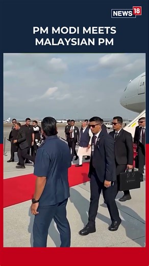 ‘HUGS & HANDSHAKE’: This is how Malaysian PM Anwar Ibrahim welcomed PM Modi in Kuala Lumpur | N18S