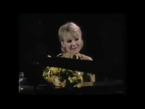 PETULA CLARK REMEMBERS KAREN CARPENTER.