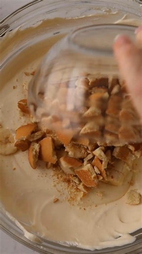 🍌Quick & Easy Banana Pudding Recipe🍌 Ingredients 1 3.5 oz banana instant pudding 1 1/2 c cold milk 8 oz cool whip thawed 2 c vanilla wafers crushed 2 medium bananas sliced Instructions In a large bowl add your instant banana pudding along with the milk. Whisk until smooth. Once the pudding has thickened, fold in the cool whip. You want to fold the cool whip in to keep your mixture thick. Next add in your bananas and crushed vanilla wafers by folding them in. Store in an airtight container if n