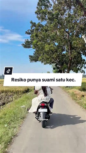 Sebenernya lebih suka lebaran beda hari gini, jd aku bisa puas ngabisin waktu bareng orangtuaku , bisa ikut kumpul bareng sepupu2 aku.. tp ya ada gasukanya juga krna jd ngerasa sepii aja kalo lebarannya ga bareng, kaya ga seruuu.. haha resiko punya suami satu kecamatannn jd suka bingung bagi waktu kalo hari raya gini... 😌😌😌