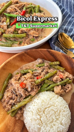 Luna | Teaspoon Of Yum on Instagram: "✨RECIPE✨ Bicol Express is a classic Filipino 🇵🇭 dish that’s spicy, creamy, and so satisfying — especially with hot rice! 🍚 [sponsored] I stopped by @tt_supermarket, my go-to one-stop Asian grocery store, to pick up all the ingredients I needed, including coconut milk and pork belly from T&T’s private label. 🙌 All the ingredients can also be purchased at tntsupermarket.us! While this dish traditionally uses thick cut pork belly, thin sliced works just as 