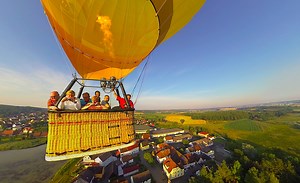Long before planes, the first human carrying flight technology was the hot air balloon! Still, it is always so relaxing to watch. 🙂🙃😌 Our creator panomenia has other videos up his sleeves. To explore them, head this way: https://blend.media/creators/panomenia | 360 Videos