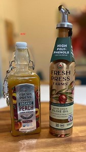Tonight’s salad got a major upgrade with a homemade Peach Cider Vinaigrette made with @freshpressfarms Organic Peach Cider Vinegar and High Polyphenol Extra Virgin Olive Oil (recipe to dress two salads below). I love that this is a Georgia-based producer that grows, harvests, cold-presses, bottles and distributes olive oil and sunflower oil, operating as a vertically integrated farm, handling the entire process from grove to bottle to ensure freshness and quality. You can definitely taste the lo