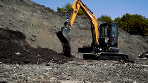 CASE presenta la nuova gamma di mini escavatori Serie D: agile, versatile, performante, più ampia che mai. 20 modelli da 1 a 6 tonnellate, compatti e completamente personalizzabili, con prestazioni senza eguali e disponibili anche in versione elettrica. Scopri di più: http://case.build/it_d-series-mhex | CASE Construction Equipment