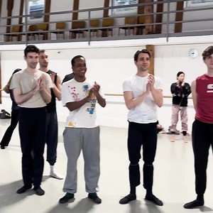 - EN COMPAGNIE DE CLAUDE LELOUCH - 🌟 En 1981 sort le film “Les Uns et les Autres“, de Claude Lelouch, qui se conclut par le ballet « Boléro » dansé par Jorge Donn... Quarante trois ans plus tard, à l’occasion de la venue du réalisateur à Lausanne pour la projection de son film dans le cadre des Rencontres du 7ème art le week-end dernier, nous avons eu le plaisir de l’accueillir au Béjart Ballet Lausanne pour lui permettre d’assister à une répétition du ballet de Maurice Béjart, une des pièces c