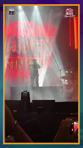 8.4K views · 28 reactions | Kithe chale o sohneyo saj dhaj ke, the moment we've all been waitin for is here! @yoyohoneysingh is set to put the stage on fire!!!!! Co-Powered By: @lonewolfbev | Red FM | Facebook