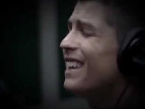 10 horas Cristiano Ronaldo cantando "Amor mio"