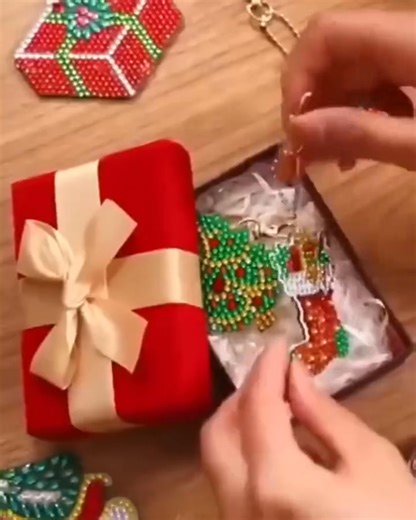 🎄 Christmas Painting Sticker Kit 🎁 Must-have for decorating! 😍 Amazing 5D Diamond Painting Pendant. 👀 Great for hand-eye coordination. 🎨 | Wendell Thomas